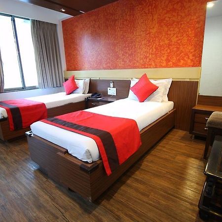 Hotel Oyo Premium Law Garden C G Road Ahmedabad Esterno foto