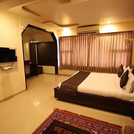 Hotel Oyo Premium Law Garden C G Road Ahmedabad Esterno foto