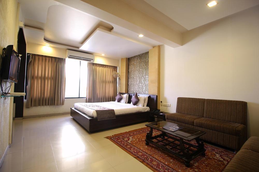 Hotel Oyo Premium Law Garden C G Road Ahmedabad Esterno foto