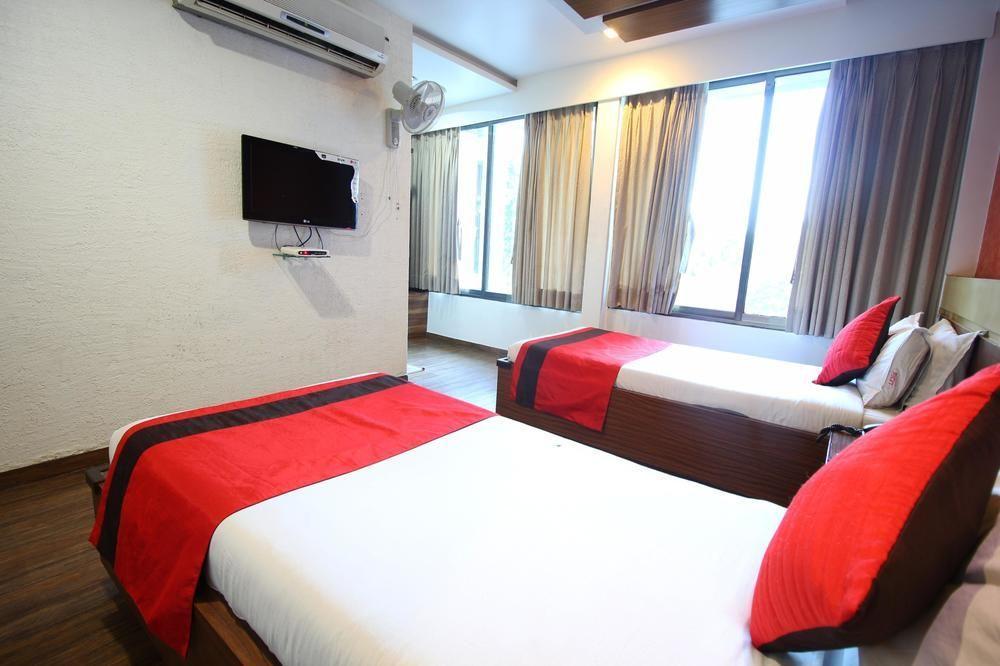 Hotel Oyo Premium Law Garden C G Road Ahmedabad Esterno foto