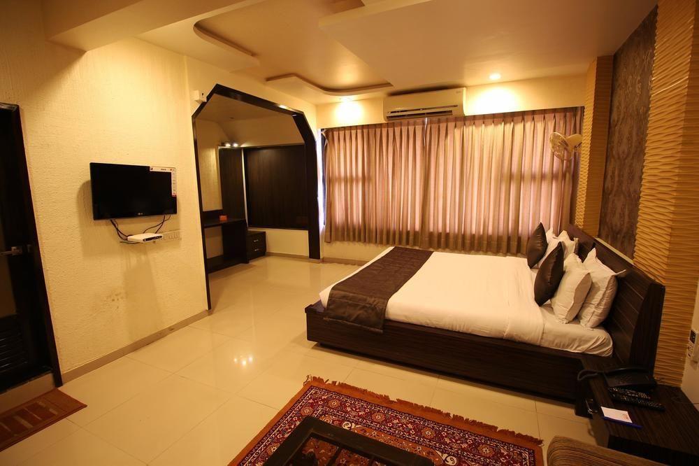 Hotel Oyo Premium Law Garden C G Road Ahmedabad Esterno foto