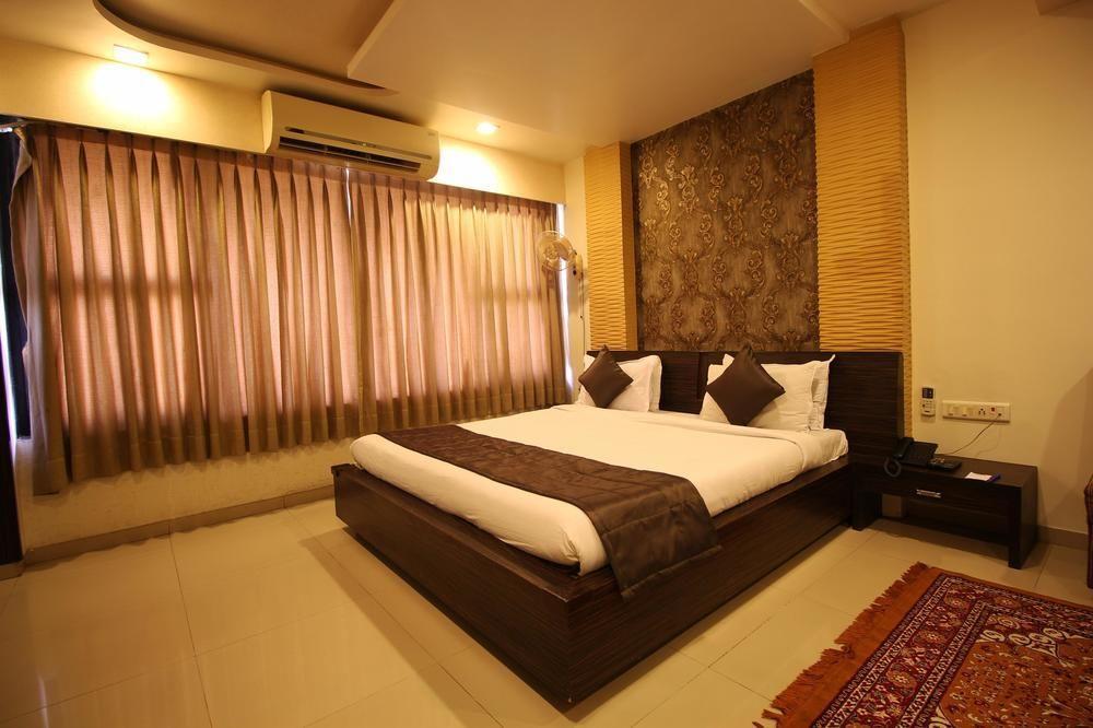 Hotel Oyo Premium Law Garden C G Road Ahmedabad Esterno foto