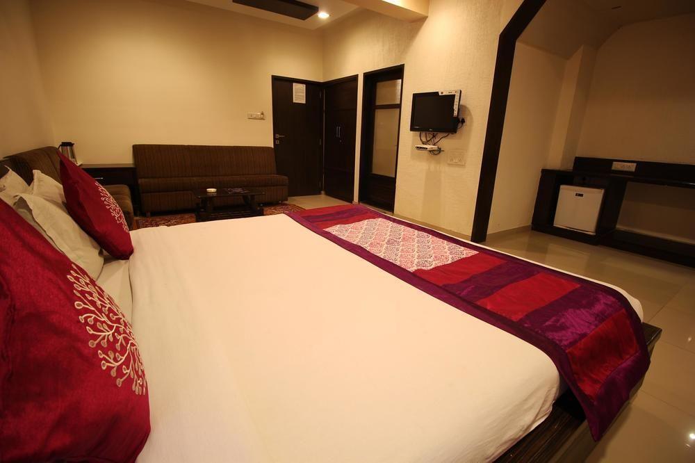 Hotel Oyo Premium Law Garden C G Road Ahmedabad Esterno foto
