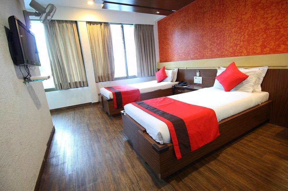 Hotel Oyo Premium Law Garden C G Road Ahmedabad Esterno foto