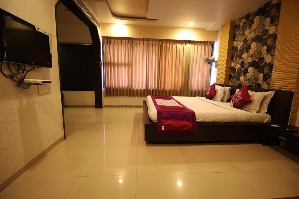 Hotel Oyo Premium Law Garden C G Road Ahmedabad Esterno foto